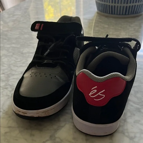 éS Black and Gray Sneakers - Picture 1 of 3